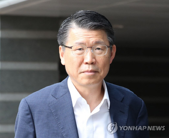 은성수 금융위원장 후보자가 28일 오전 서울 종로구 금융감독원 연수원에 마련된 청문회 준비 사무실로 출근하고 있다. 은 후보자의 청문회는 내일 열릴 예정이다. 연합뉴스